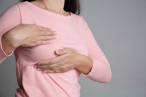 Femeie care se confruntă cu durerea de sâni după implant
