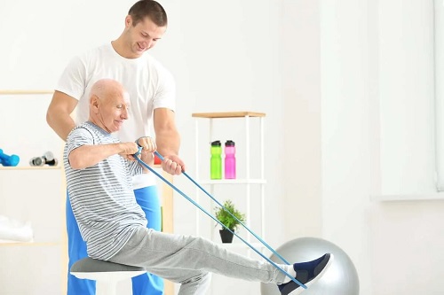 Exerciții cu benzi elastice pentru vârstnici