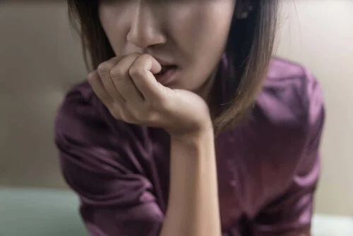Fată care suferă de anxietate