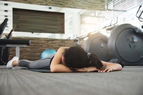 Fată care a leșinat în sala de sport