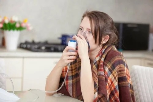 Fată care se confruntă cu pneumonia atipică