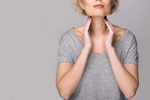 Femeie afectată de bolile corzilor vocale