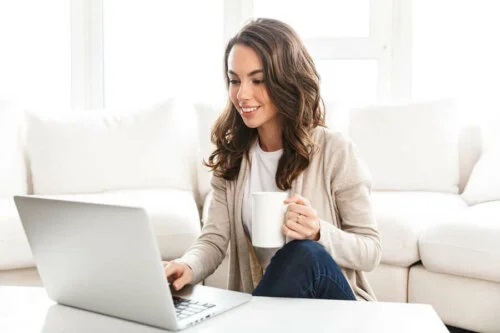 Femeie dependentă de cumpărături online