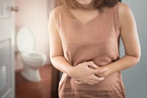 Femeie afectată de dezechilibrele florei intestinale