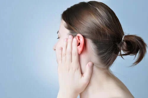 Femeie cu durere de ureche