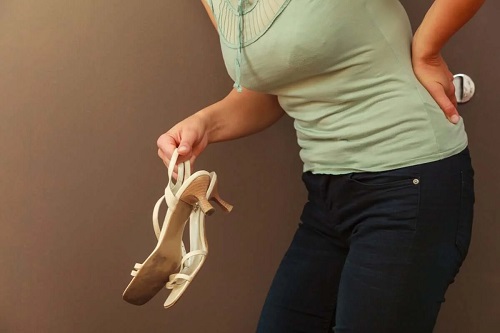 Femeie cu dureri la rinichi