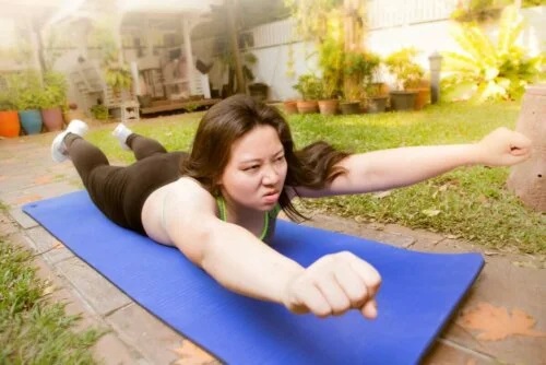 Femeie care face exerciții de întindere