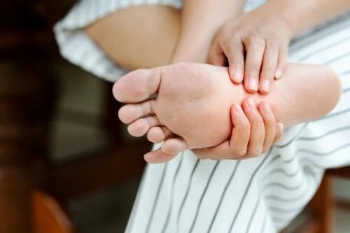 Femeie care suferă de fasciită plantară