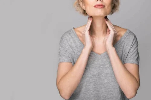 Femeie ce suferă de hipertiroidism