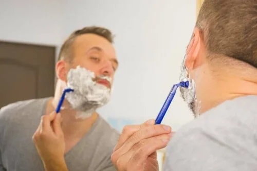Persoană care face erori la bărbierit