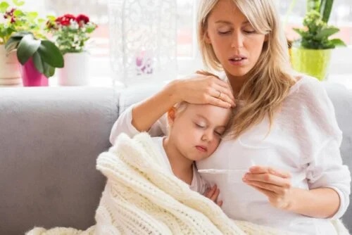 Mamă care tratează febra unei fete
