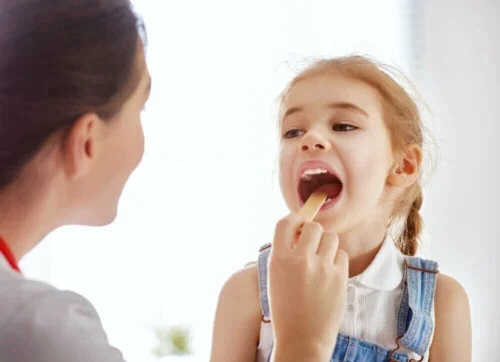 Medic care analizează mononucleoza la copii