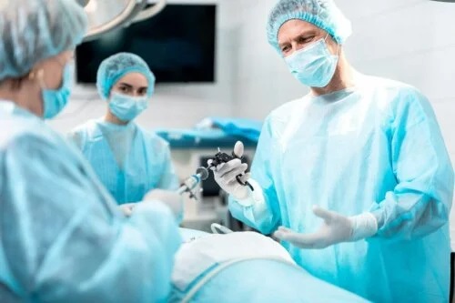 Medici care fac o operație