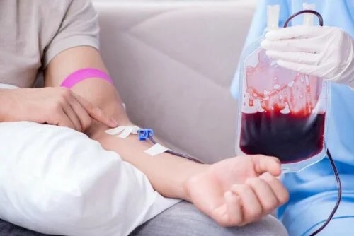 Persoană ce donează de Ziua mondială a donatorului de sânge