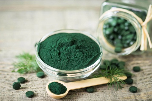 Castron cu pudră de spirulină