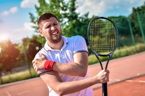 Sportiv afectat de tendinita umărului