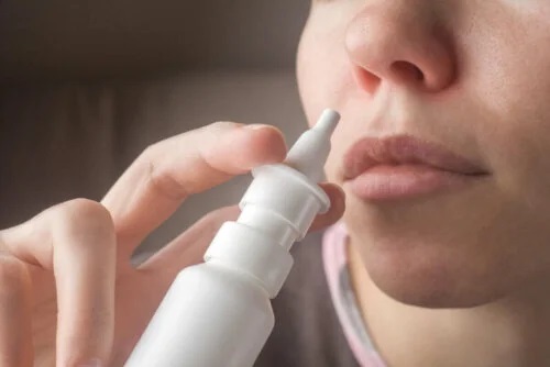 Persoană care folosește un spray nazal