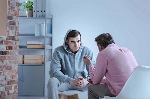 Terapeut care explică simptomele alexitimiei