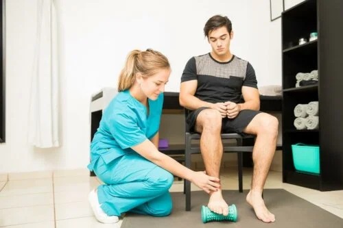 Terapeut care vindecă fasciita plantară