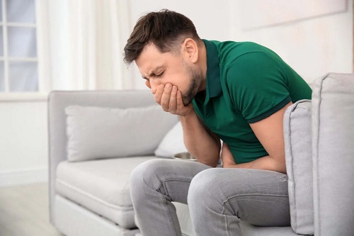 Bărbat care suferă după utilizarea excesivă a oțetului de mere