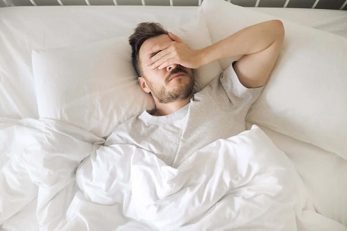 Bărbat care se confruntă cu anxietatea în timpul nopții