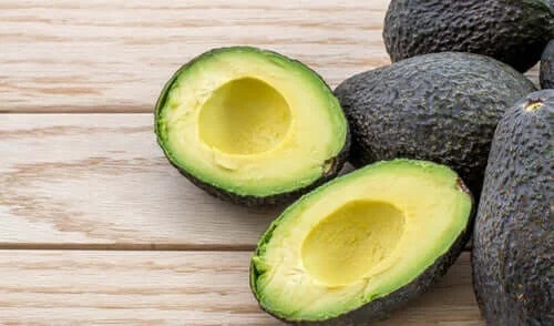 Avocado tăiat în jumătate