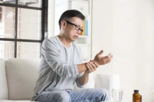 Care sunt cauzele mâinilor amorțite?