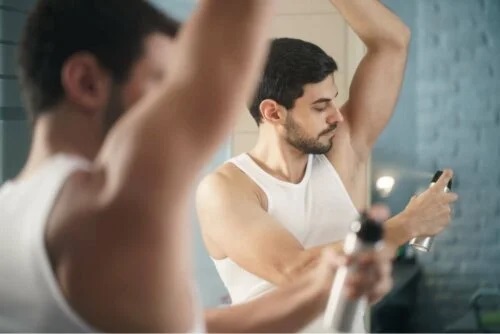 Bărbat care acoperă cauzele mirosului neplăcut al corpului