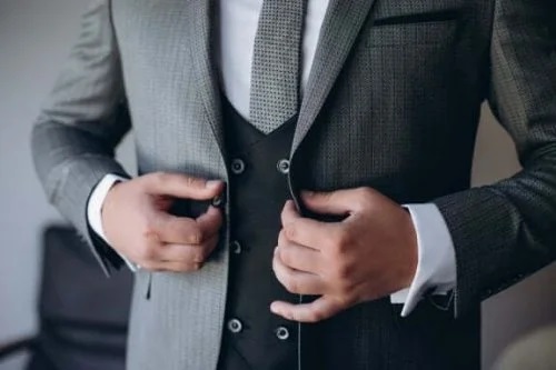 Bărbat în costum de mire
