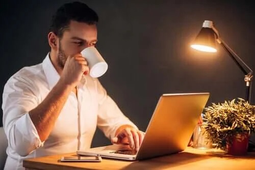 Bărbat care știe cum să lucrezi productiv de acasă