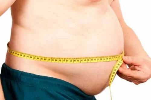 Bărbat care suferă de obezitate