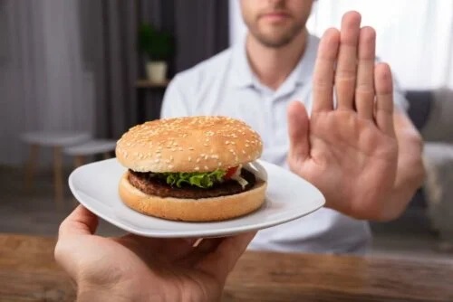 Bărbat care refuză un burger