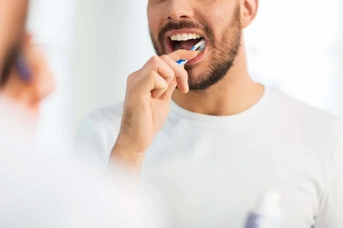 Bărbat care se spală pe dinți