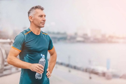 Bărbat care face sport în aer liber
