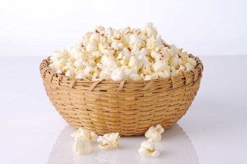 Adevăr sau mit: popcornul îngrașă?