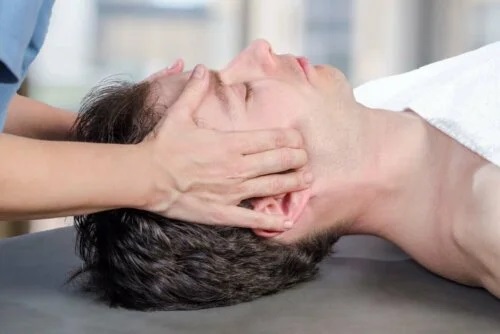 Kinetoterapeut care tratează cauzele luxației temporomandibulare
