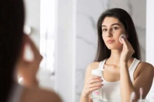 Ce este și cum se folosește apa micelară?