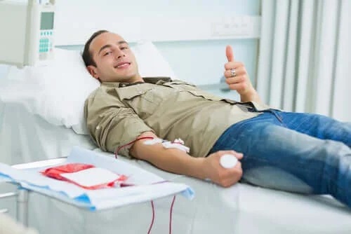 Bărbat care știe că trebuie să donezi sânge vara