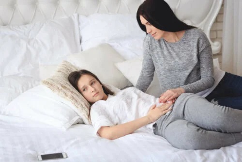 Fată care are dureri menstruale
