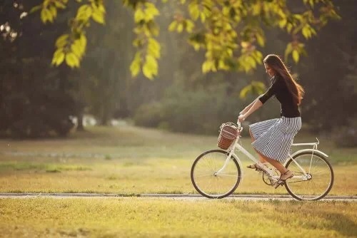 Femeie care merge cu bicicleta