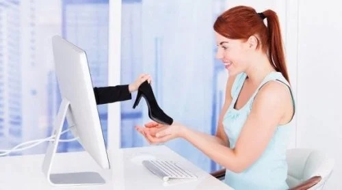 Femeie care face cumpărături online