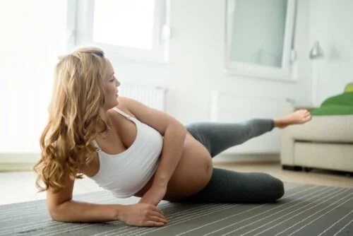 Femeie care face exerciții pentru gravide