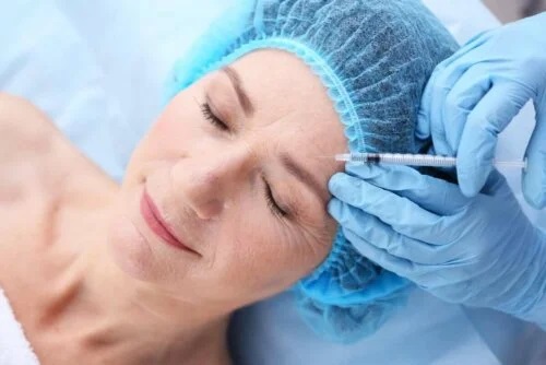 Femeie care primește injecții cu acid hialuronic