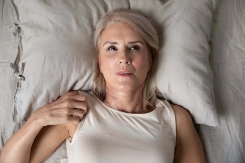 Femeie care suferă de insomnie