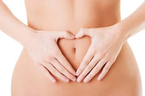 Femeie care ține mâinile pe abdomen