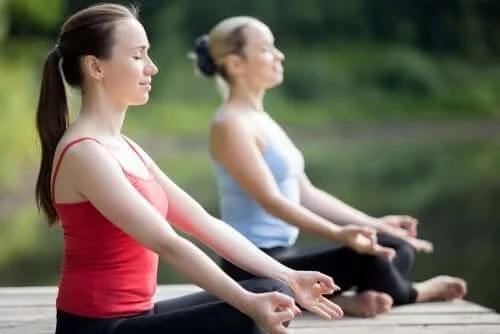 Fete care practică yoga