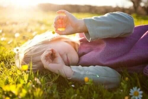 Fetiță fericită în iarbă