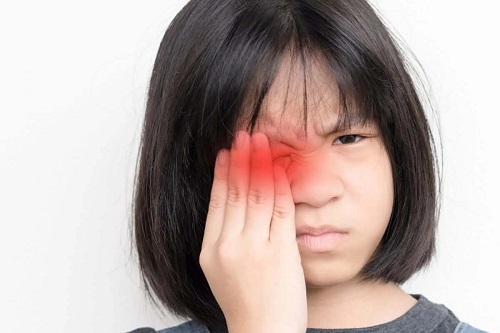 Fetită care suferă de schimbarea culorii ochilor