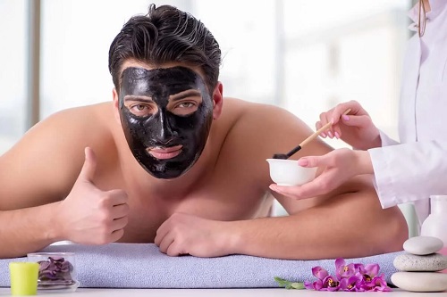 Bărbat care știe cum funcționează măștile faciale