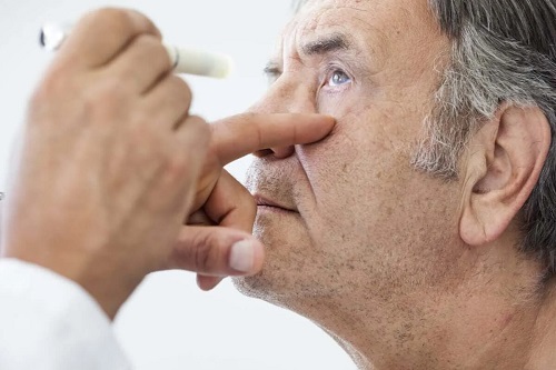 Medic care examinează cauzele pierderii vederii